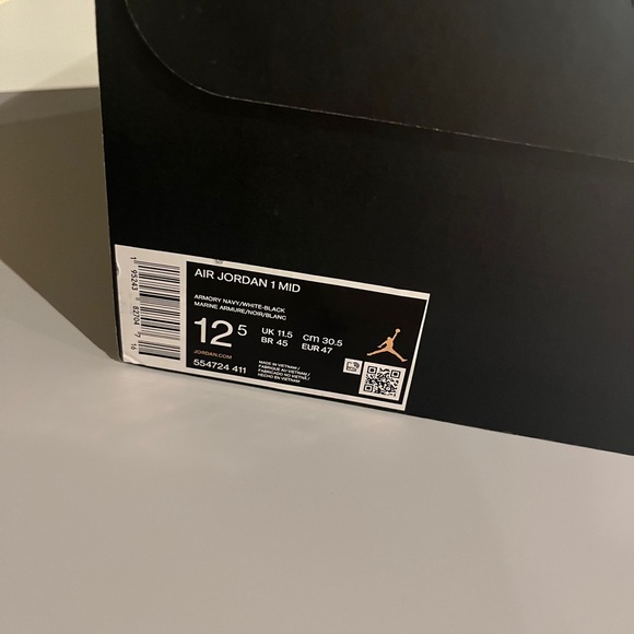 Jordan 1 Men’s Royal Navy and Black Sneakers - Picture 7 of 9